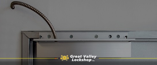 Magnetic lock fixed to the frame and door and connected to the electric system of a commercial building.